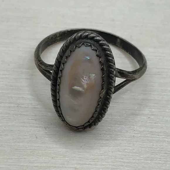 Vintage artisan MoP elegant ring sterling silver sz 7 rustic Native American - Picture 5 of 7